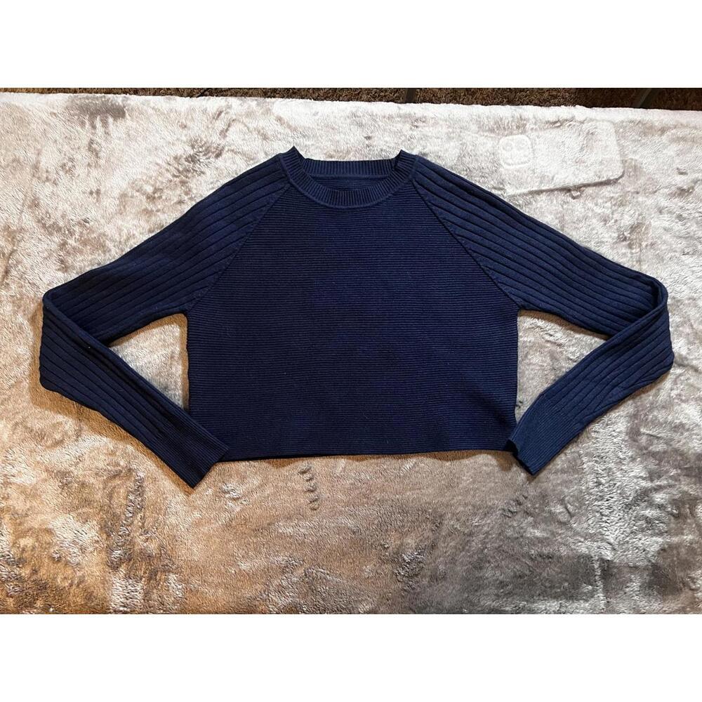 Cropped Ribbed Navy Sweater with Long Sleeves